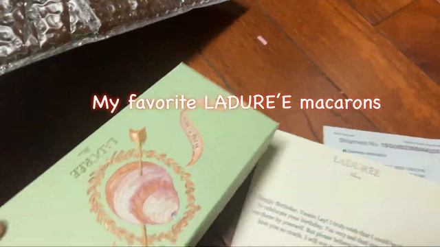 My favorite LADUREE macarons 😍 смотреть онлайн