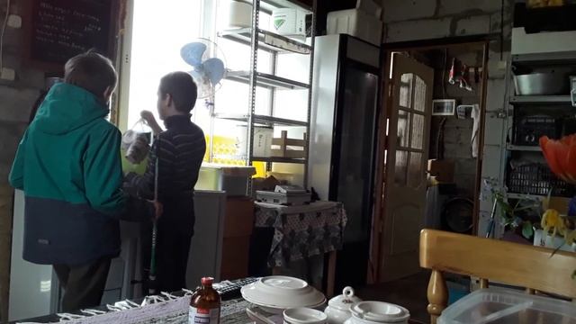 Леша помогает друзьям сажать картошку и идёт на рыбалку смотреть онлайн