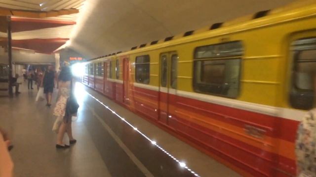 Метропоезд 81-717 «Синергия-1» на станции Лермонтовский проспект смотреть онлайн