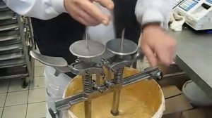 Ручной дозатор начинки, его установка на емкость