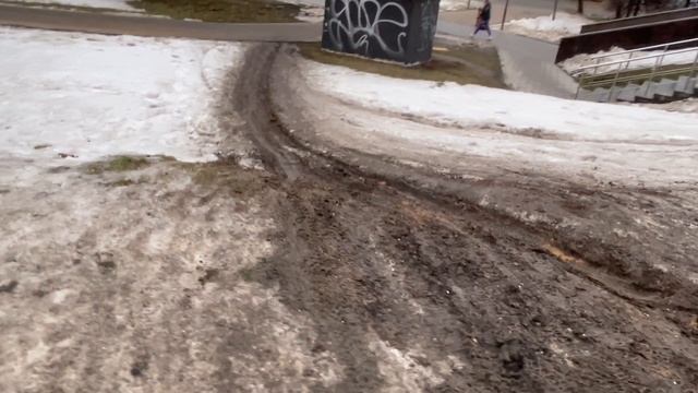 Вело Курьер портит газон в Кунцево