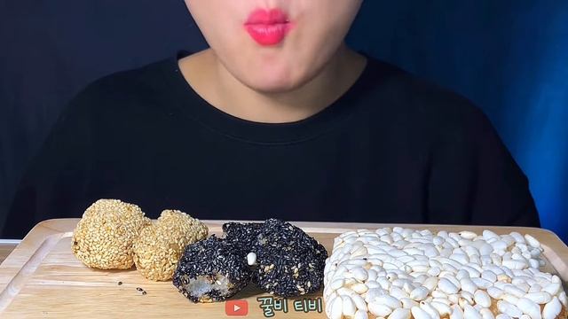 ASMR 한과 (깨유과, 검은깨 유과, 과줄(과질)먹방 ㅣKOREAN TRADITIONAL SWEETS EATING SOUNDS смотреть онлайн