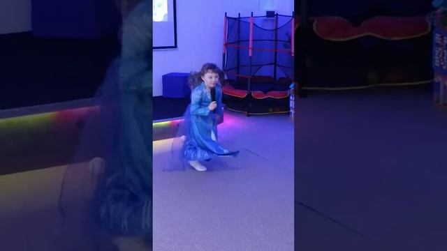 День Рождения Маши! Именинница приготовила для друзей музыкальный номер! смотреть онлайн