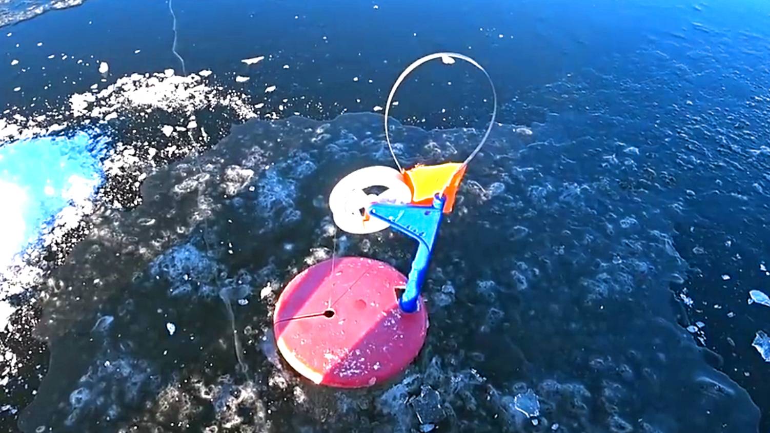 Оставил жерлицы на пол часа и на тебе! Зимняя рыбалка на жерлицы 2020-2021! смотреть онлайн