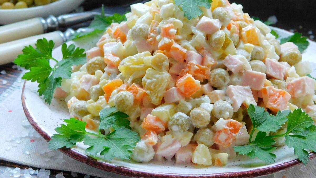 САМЫЙ ПРАВИЛЬНЫЙ И ВКУСНЫЙ САЛАТ ОЛИВЬЕ. КАК ВКУСНО ПРИГОТОВИТЬ САЛАТ ОЛИВЬЕ смотреть онлайн