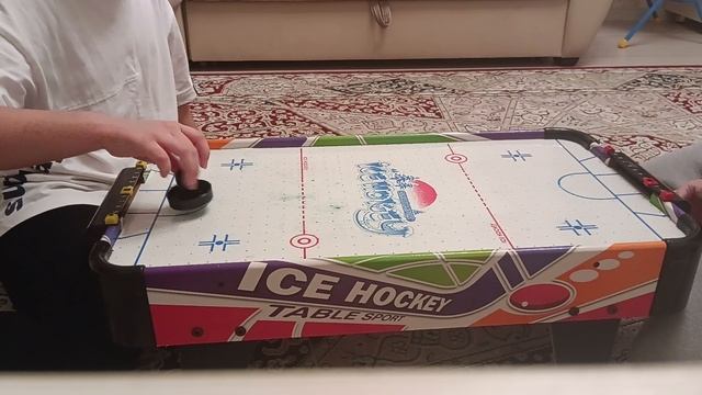 играет лёвой в аэрохоккей 2 часть 2/3 смотреть онлайн