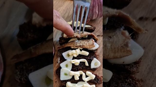 шпроты на горбушке #рецепт #брускетты #шпроты #килька