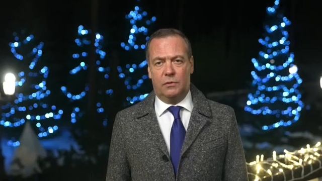 Дмитрий Медведев поздравил россиян с наступающим Новым годом смотреть онлайн