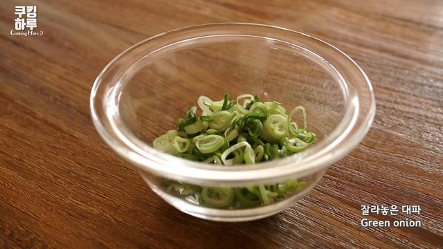 당장 대파를 썰어 계란을 부으세요. 깜짝 놀랄 맛! 계란만두가 됩니다!! смотреть онлайн