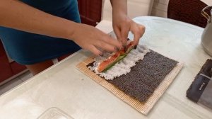 Готовим суши 🍣 с красной рыбой огурцом 🥒 рисом 🍚
