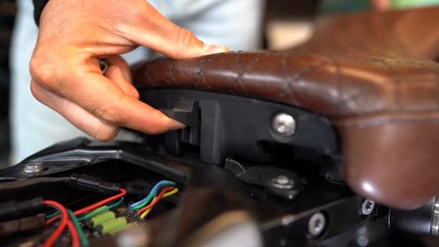 PIER CITY CYCLES TUTORIAL - Removing The Seat On Your BMW R9T (And Putting The Battery On Charge) смотреть онлайн