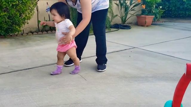 Reviewing babywalkers with my little sister смотреть онлайн