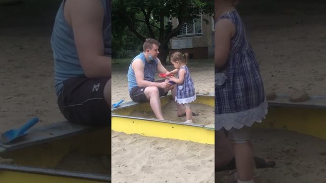 Лерочка кормит папу кашей смотреть онлайн