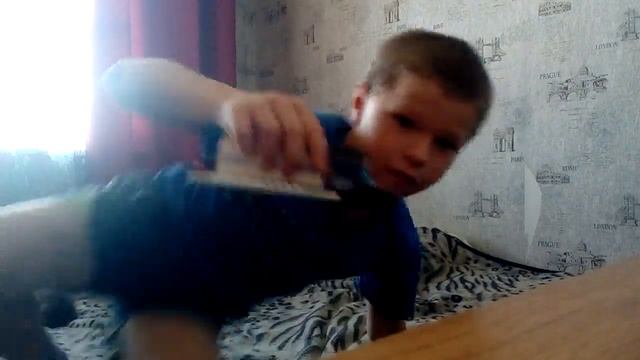 Разбеваем самолёт из лего об стенку смотреть онлайн