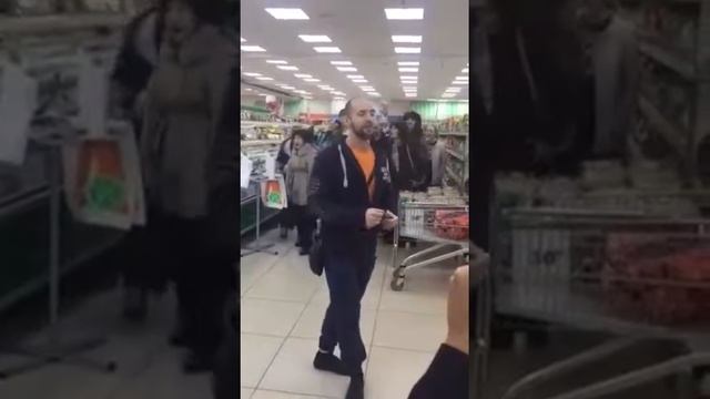 День Победы исполнили люди в торговом центре! смотреть онлайн