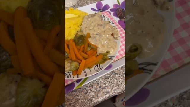 Pork Chop with Mushroom Sauce , Mashed Potatoes and Veg 28/09/22 #HomemadeMeals #PorkChop #Tain смотреть онлайн
