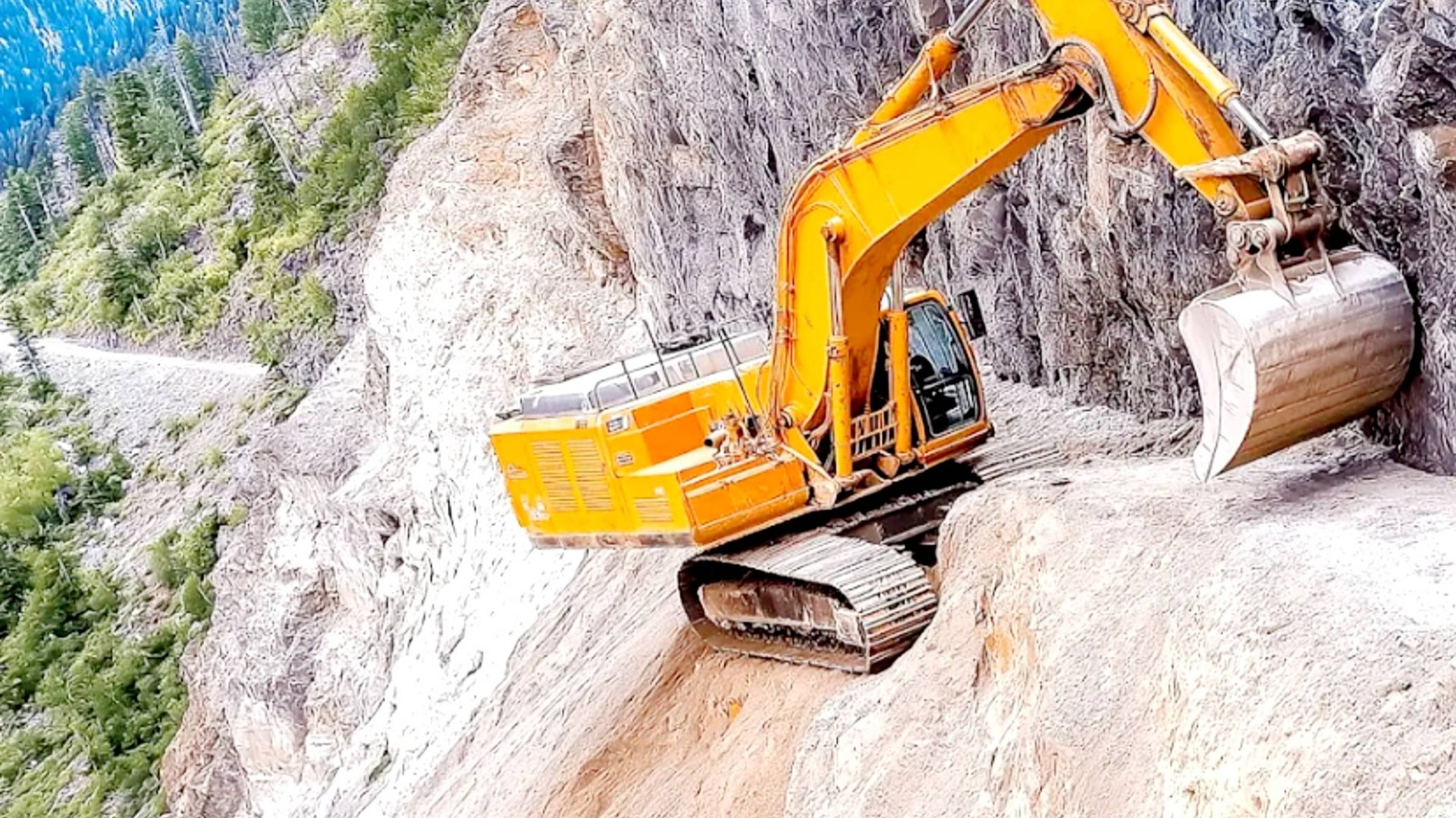 Опытные Экскаваторщики на Крутой Горе строят дороги смотреть онлайн