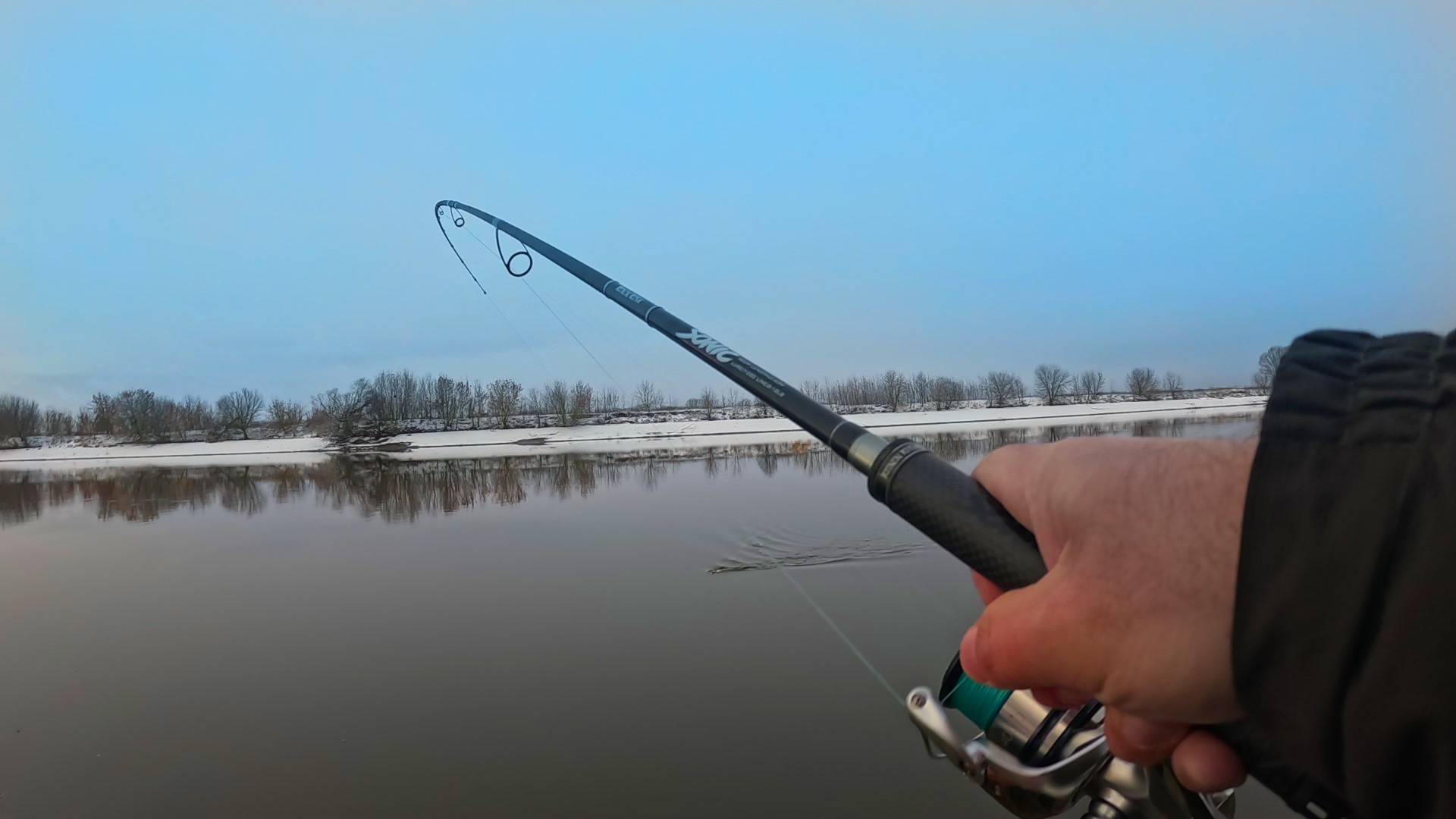 УДАР РЫБА ВАУ! Зимний спиннинг на Москва-реке завершение сезона 2024г смотреть онлайн