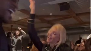 Орбакайте прыгает с мужиками в ресторане в Америке счастливая без России