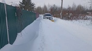 Чистка снега гидравлическим отвалом Автоотвал.рф. Расширяю дорогу после трактора.