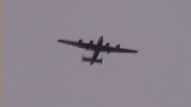 B-24 Radio Controlled Model with Four O.S. .91 2stroke engines. Flown by Tony Farnan. смотреть онлайн