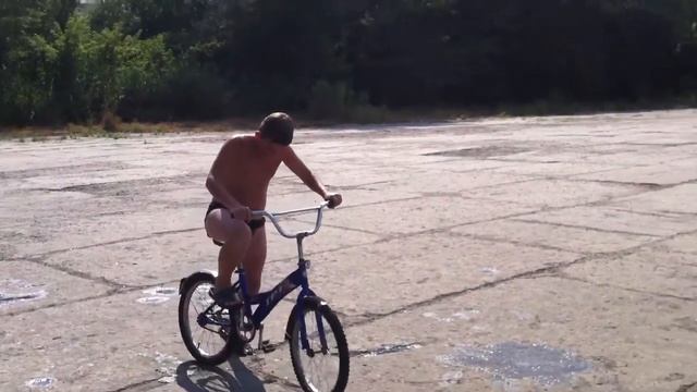 Прыгаем с 3 метровой вышки в воду с BMX велосипедом смотреть онлайн