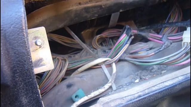 Не заводится инжекторная нива, стартер крутит двигатель не запускается, нашел странную причину смотреть онлайн