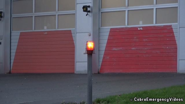 Fire engine breaks while responding with siren and lights смотреть онлайн