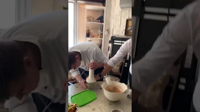 Шоколадный кекс с карамельным соусом смотреть онлайн