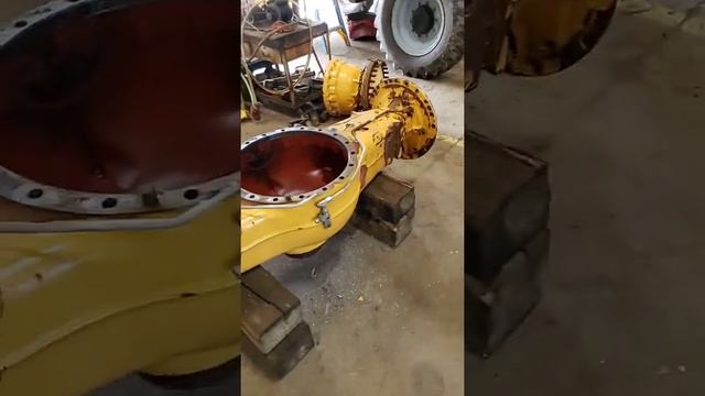 Volvo L220E rear axle takeout смотреть онлайн