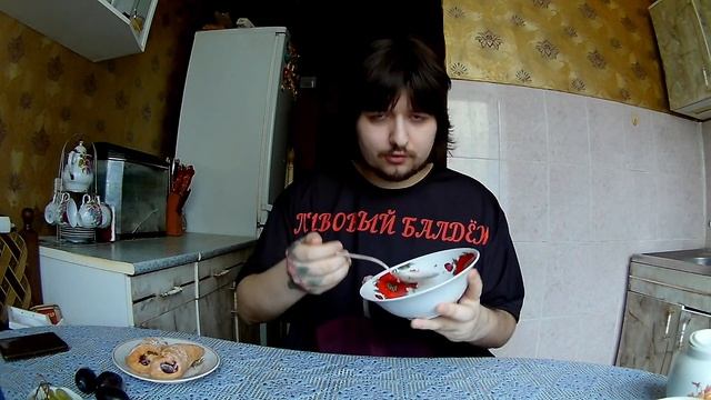 Завтракаю после учебы и передаю приветы смотреть онлайн