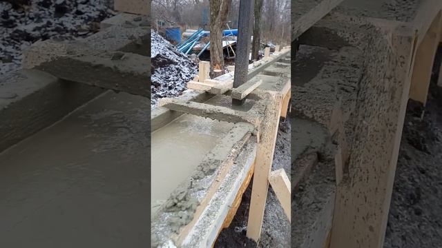 Опалубка выдержала, закончили с лентами #стройка  #опалубка #бетон