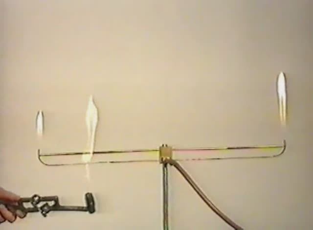 Физика. Опыты. Модель идеального газа. Изменение вязкости газа с температурой смотреть онлайн