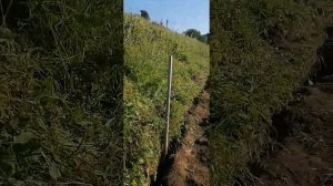 как копать узкую траншею для воды