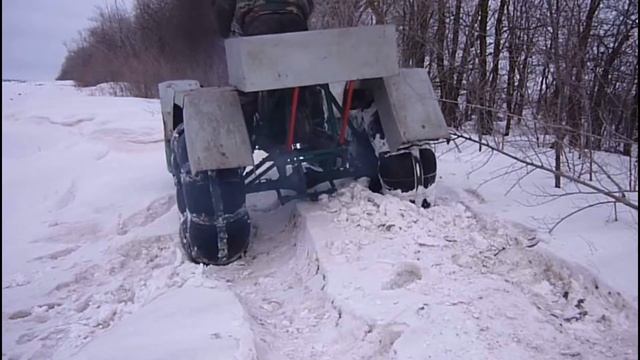 На самодельном вездеходе по большим сугробам. смотреть онлайн