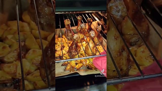 Куриные голени гриль с картофелем в духовке #готовимдома #еда #готовка #куриныеножки смотреть онлайн