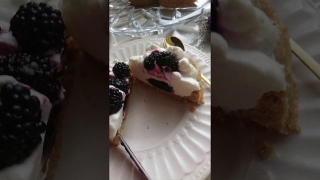 Lets cut the Mulberry Tartlet and look inside смотреть онлайн