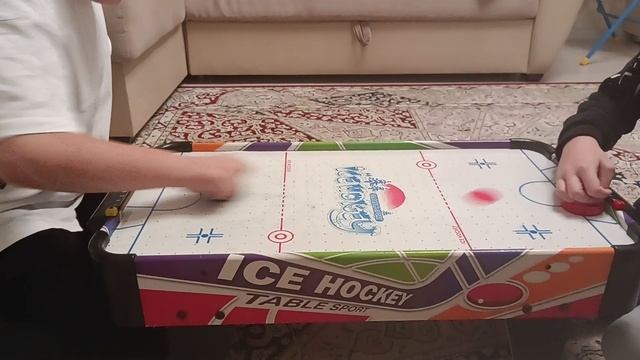 играем с лёвой в аэрохоккей 1 часть 1/3 смотреть онлайн