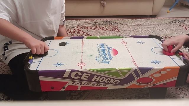 играю с лёвой в аэрохоккей 3 часть 3/3 смотреть онлайн