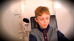 СКЕЛЕТ пробрался в наш Дом! Скелет Атакует! HAUNTED SKELETON ATTACKS!