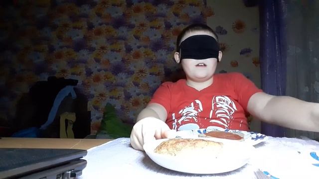 СОБЕРИ СВОЙ БУТЕРБРОД ВСЛЕПУЮ ЧЕЛЛЕНДЖ смотреть онлайн