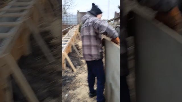 Приехал МИКСЕР секунды до заливки #стройка #бетон