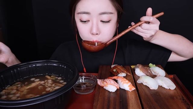 모듬 초밥에 뜨끈한 우동 먹방🍣🍜 연어 참치 광어 새우 장어 리얼사운드 ASMR смотреть онлайн