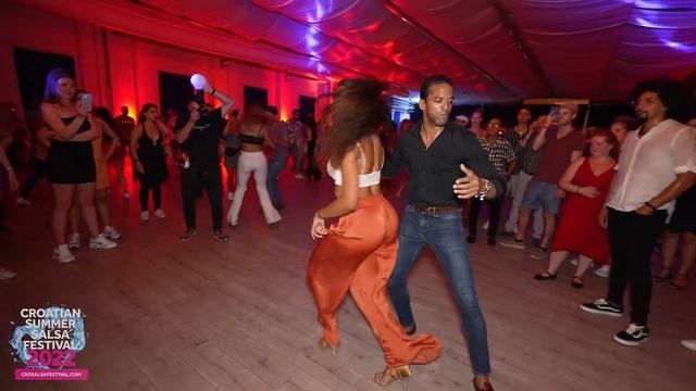 Maykel Fonts Bersy Cortez salsa social dancing Croatian Summer Salsa Festival 2022 Rovinj_1080pFH смотреть онлайн