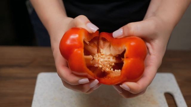 Даже ТАК приготовленный, ОН все еще ОЧЕНЬ ВКУСНЫЙ! Фаршированный ПЕРЕЦ в ДУХОВКЕ! смотреть онлайн