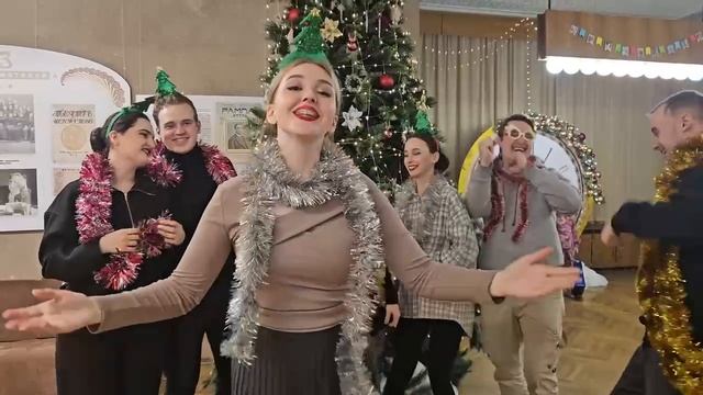 Дорогие друзья! С наступающим 2025 годом! смотреть онлайн