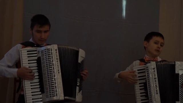 В. Соловьёв-Седой. На солнечной поляночке. исп. Р. Семеряк и Д. Гукин смотреть онлайн