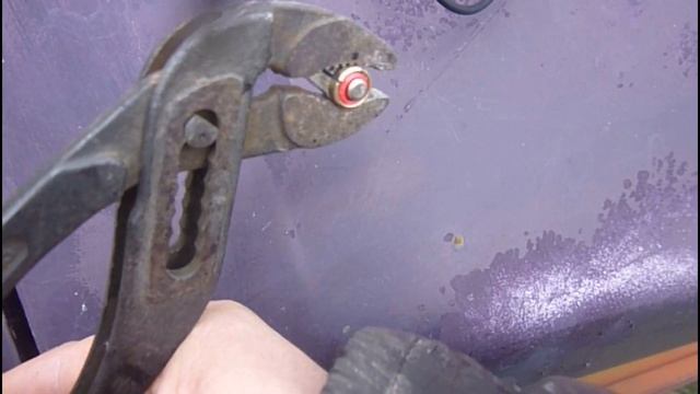 Автолайфхак, как открыть машину если села батарейка в брелке сигнализации смотреть онлайн