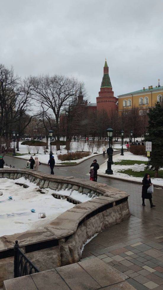 Немного обзора видов Александровского сада пока еще 2024 года на Новогодних гуляниях