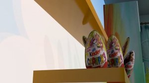KINDER SURPRISE видео для детей про живые киндеры. ЖИВАЯ капсула и танцующие киндеры.